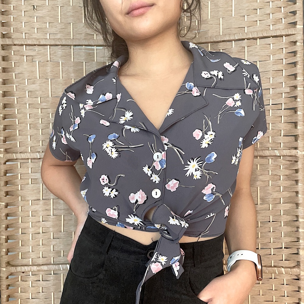 Grey floral tie-top tee, cropped (fits XS-S)